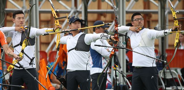 리우올림픽 남자양궁 구본찬(왼쪽부터), 이승윤, 김우진이 3일 오후(현지시간) 브라질 리우데자네이루 삼보드로모 경기장에서 훈련하고 있다. 2016.8.4 연합뉴스