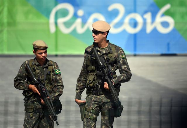 4일(현지시간) 브라질 리우데자네이루의 올림픽 파크에서 무장군인들이 순찰을 하고 있다. AFP 연합뉴스