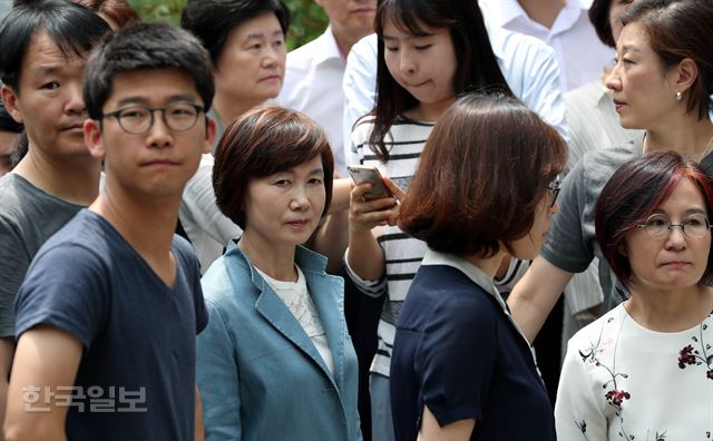 이화여대 학생들이 직장인 대상의 단과대학 설립을 반대하며 서울 서대문 대학 본관에서 농성을 벌이고 있는 3일 오후 최경희 총장이 설립 철회를 발표하기 위해 본관으로 올라가고 있다. 서재훈기자 spring@hankookilbo.com