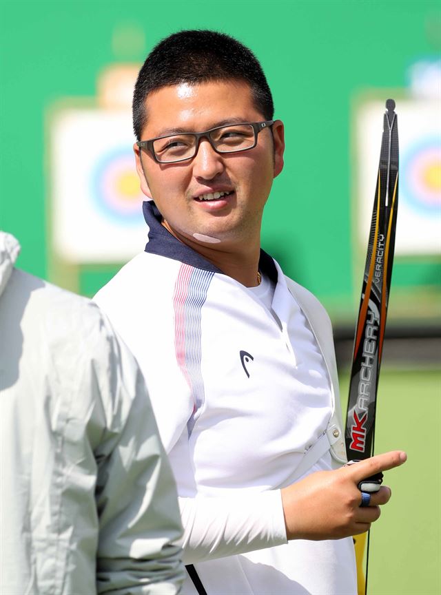 한국 양궁 대표팀 김우진이 4일(한국시간) 브라질 리우데자네이루 삼보드로모 양궁 경기장에서 실시한 훈련 도중 밝게 웃고 있다. 리우=뉴시스