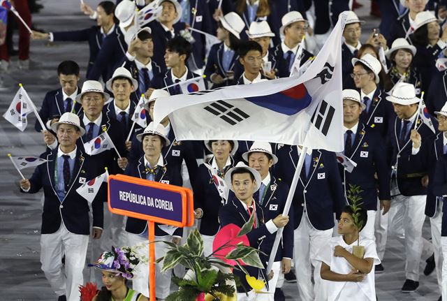 6일 오전(한국시간) 브라질 리우데자네이루 마라카낭 주경기장에서 열린 2016 리우올림픽 개막식장으로 기수 구본길 등 대한민국 대표팀이 입장하고 있다. 리우=AP뉴시스