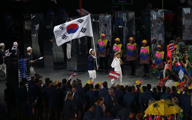 5일 오후(현지시간) 리우데자네이루 올림픽 개막식이 마라카낭 경기장에서 열렸다. 대한민국 선수단과 임원진이 입장 하고 있다. 리우=홍인기 기자