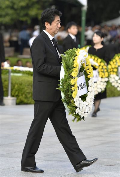 아베 신조(安倍晋三) 일본 총리가 6일 오전 일본 히로시마(廣島)현 히로시마시 평화기념공원에서 열린 원폭 사몰자 위령식 및 평화기원식에서 헌화하고 있다. 교도 연합뉴스