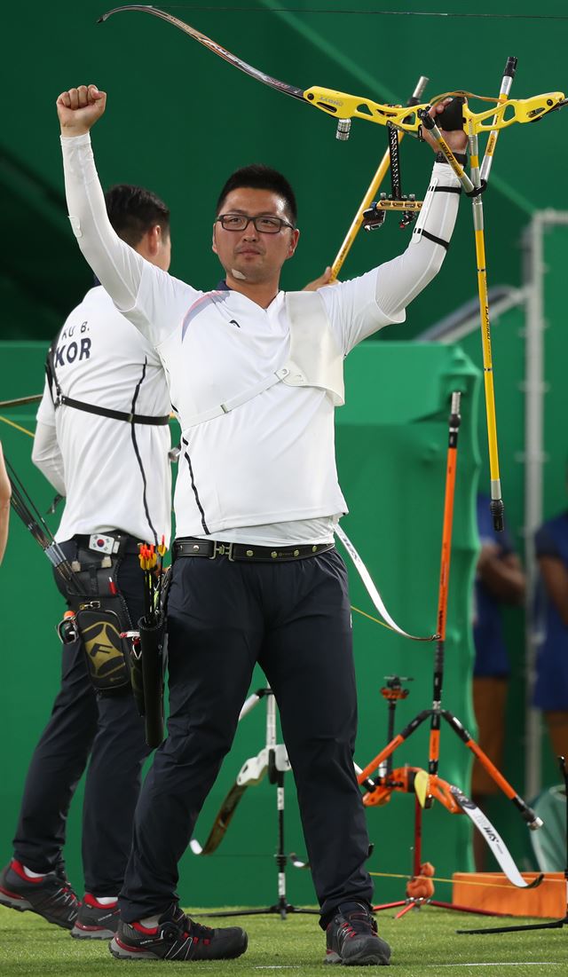 7일 브라질 리우데자네이루 삼보드로무 경기장에서 열린 리우올림픽 남자양궁 단체전 결승에서 미국을 꺾은 김우진이 환호하고 있다. 리우데자네이루=연합뉴스