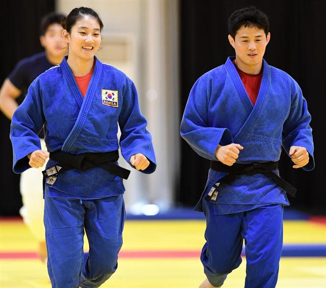 역대 최강 전력으로 평가받고 있는 유도대표팀이 5일 브라질 리우데자네이루 바하 유도훈련장에서 훈련을 가졌다. 김잔디 선수가 최민호 코치와 함께 구슬땀을 흘리며 훈련을 하고 있다. 리우=올림픽사진공동취재단