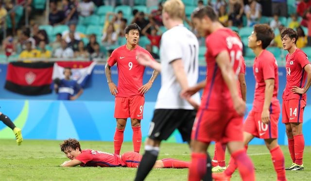 리우올림픽 한국 축구대표팀이 7일(현지시간) 브라질 바이아 주 사우바도르 폰치노바 아레나에서 열린 남자축구 C조 예선 독일전에서 후반 90분에 동점골을 허용한 뒤 아쉬워하고 있다. 사우바도르=올림픽사진공동취재단