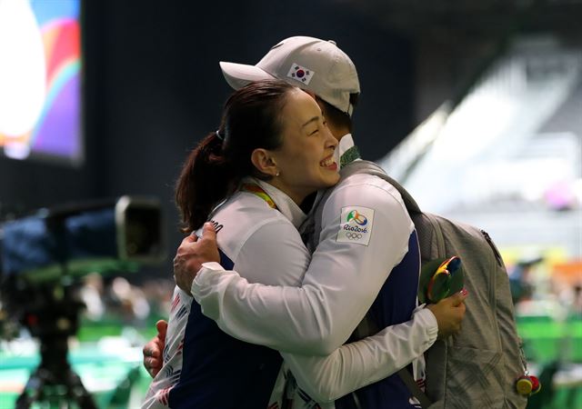 윤진희가 7일 오후(현지시간) 브라질 리우데자네이루 바하 리우센트로 파빌리온 경기장에서 열린 역도 여자 53Kg급 경기에서 동메달을 차지한 뒤 남편인 원정식 선수와 기뻐하고 있다. /2016.8.7/리우데자네이루=올림픽사진공동취재단