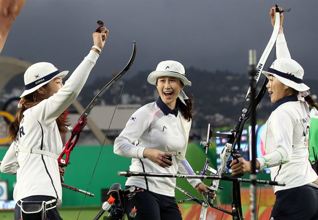 한국 여자양궁에 적수는 없었다. 올림픽 8연패 위업을 달성한 최미선(왼쪽부터), 기보배, 장혜진이 8일(한국시간) 브라질 리우데자네이루 삼보드로무 경기장에서 열린 여자 양궁 단체전 결승에서 금메달을 확정한 후 환호하고 있다. 리우=연합뉴스