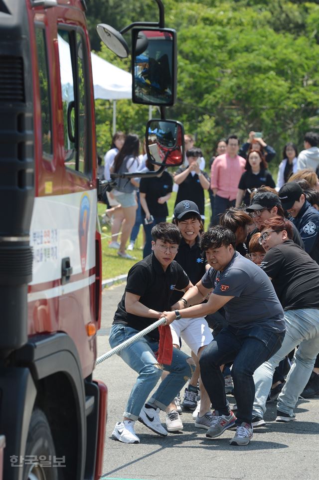 [저작권 한국일보] 지난 5월 27일 오전 부산 해운대구 부산소방안전본부 특수구조단에서 열린 '제4회 최강 소방구조팀 선발대회'에 참가한 소방 관련 학과 대학생들이 소방차 끌기 경기를 펼치고 있다. 부산=전혜원기자 iamjhw@hankookilbo.com /2016-05-27(한국일보)