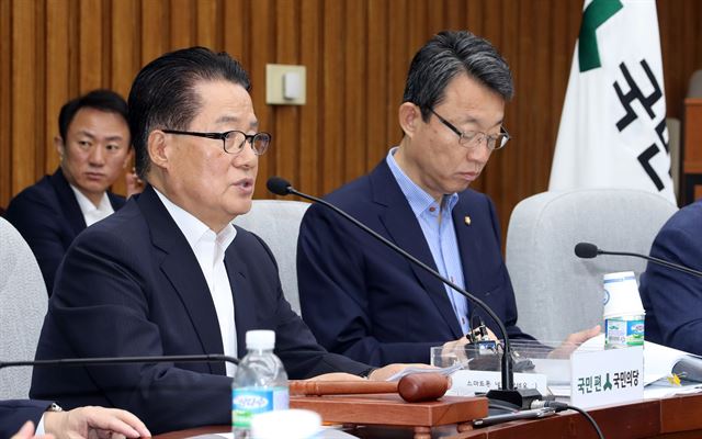 국민의당 박지원 비상대책위원장 겸 원내대표가 9일 국회에서 열린 의원총회에서 발언하고 있다. 연합뉴스