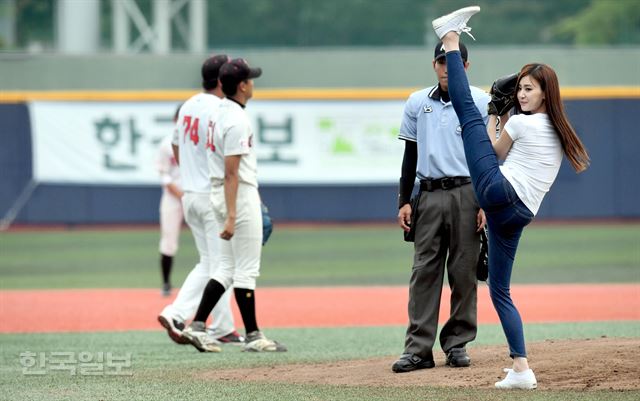 9일 목동구장에서 열린 44회 봉황대기 전국고교야구대회 율곡고-인천고 경기에 앞서 2016 미스코리아 미 홍나실이 시구를 하고 있다. 서재훈기자 spring@hankookilbo.com