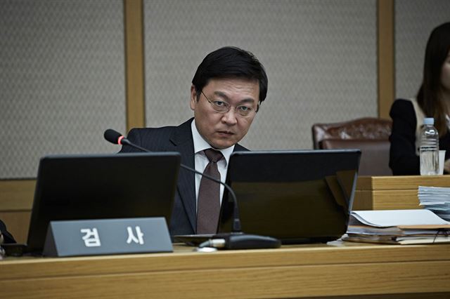 김의성은 '소수의견'에서 비뚤어진 신념에 가득찬 검사로 변했다. 시네마서비스 제공