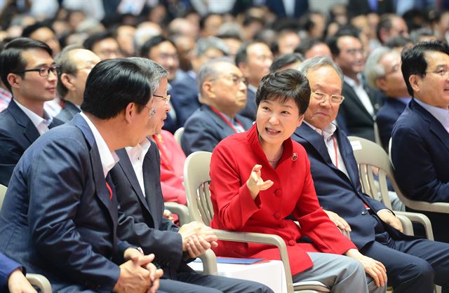 박근혜 대통령이 9일 서울 잠실실내체육관에서 열린 새누리당 전당대회에 참석해 정진석(왼쪽) 원내대표 등 당 지도부와 대화하고 있다. 청와대사진기자단