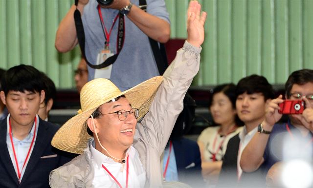 9일 오후 서울 송파구 잠실실내체육관에서 열린 새누리당 제4차 전당대회에서 당 대표로 출마한 이정현 후보가 입장하면서 인사를 하고 있다. 뉴시스.