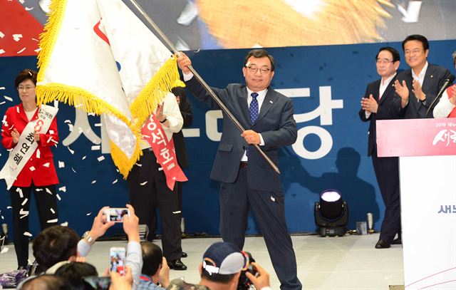 [저작권 한국일보] 새누리당 새 대표에 선출된 이정현 의원이 당선 발표 후 당 깃발을 흔들어 보이고 있다. 오대근기자 inliner@hankookilbo.com