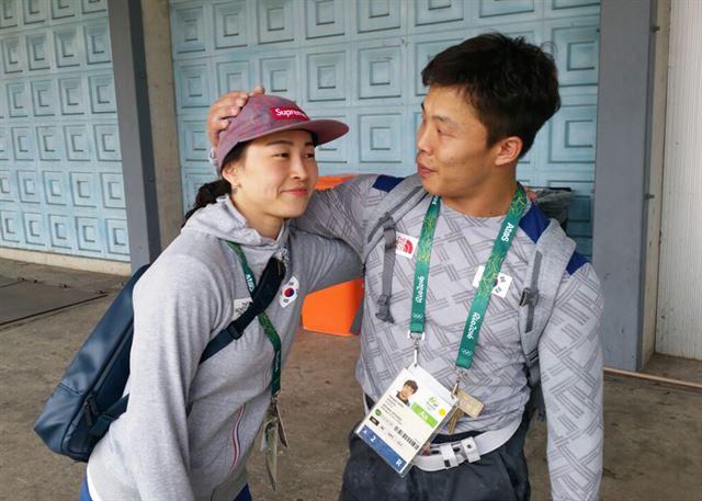 윤진희(경북개발공사ㆍ왼쪽)이 9일 리우올림픽 남자 역도 62㎏ 원정식 부부가 9일(한국시간) 열린 남자 역도 62kg급 경기가 끝난 뒤 남편 원정식(고양시청)을 위로하고 있다. 리우=연합뉴스