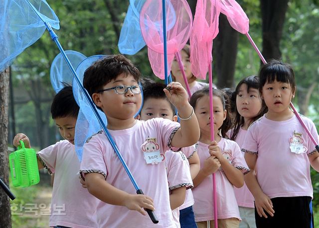 10일 오전 서울 성동구 송정제방 산책로에서 열린 매미학습교실에서 한 어린이가 매미를 손으로 잡아보고 있다.고영권기자youngkoh@hankookilbo.com