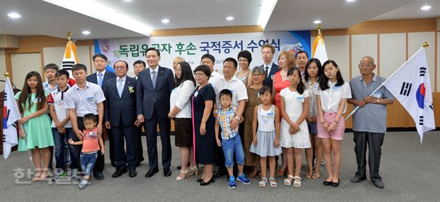 10일 대한민국 국적을 취득한 독립유공자 후손들이 김현웅 법무부 장관과 기념촬영을 하고 있다. 서재훈 기자