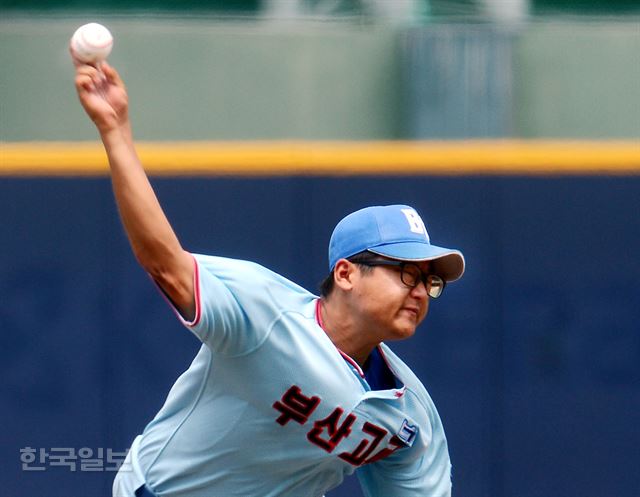 10일 서울 목동구장에서 열린 봉황대기 고교야구 부산고-경기고 경기에서 투수 최지광이 역투하고 있다.최지광은 경기고 타선을 7이닝 무실점으로 틀어 막으며 승리투수가 됐다.부산고가 7-0으로 8회 콜드게임승.고영권기자youngkoh@hankookilbo.com