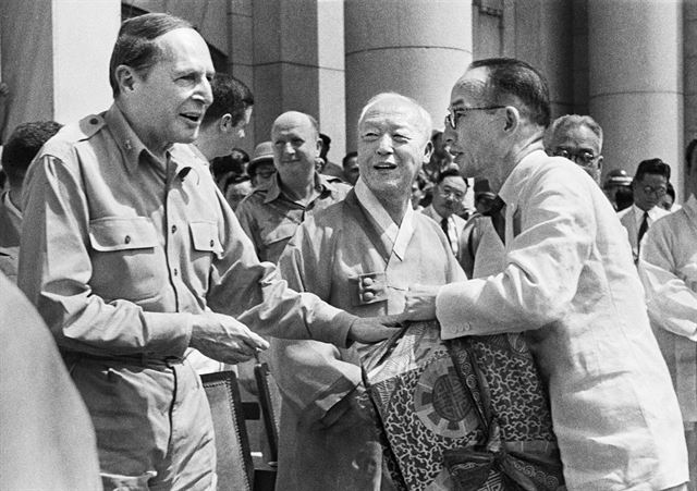 해방 직후부터 1948년 정부 수립 때까지 서울의 모습을 담은 사진을 전시하는 '격동의 서울 1945-1948전'이 내달 4일까지 서울역사박물관 1층에 전시된다. 이 전시에서는 임인식(1920∼1998) 사진작가와 미군정 당시 서울에 있던 미군 병사 프레드 다익스가 찍은 사진들을 통해 격동기 서울의 모습과 서울 사람들의 삶을 엿볼 수 있다. 사진은 대한민국 정부수립 기념식에 맥아더 장군(왼쪽), 이승만 대통령(가운데), 윤치영 내무부장관이 참석한 모습. [서울시 제공=연합뉴스]