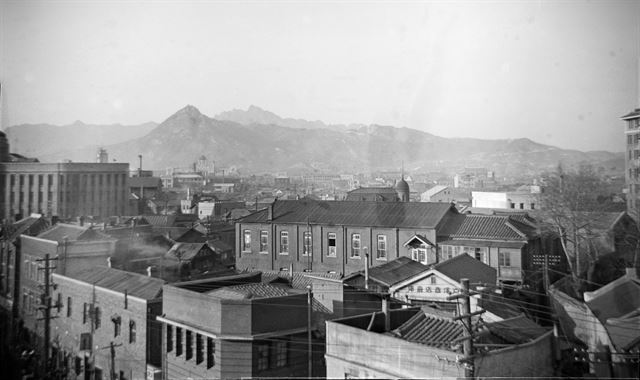 해방 직후부터 1948년 정부 수립 때까지 서울의 모습을 담은 사진을 전시하는 '격동의 서울 1945-1948전'이 내달 4일까지 서울역사박물관 1층에 전시된다. 이 전시에서는 임인식(1920∼1998) 사진작가와 미군정 당시 서울에 있던 미군 병사 프레드 다익스가 찍은 사진들을 통해 격동기 서울의 모습과 서울 사람들의 삶을 엿볼 수 있다. 사진은 반도호텔에서 본 서울시 도심전경. [서울시 제공=연합뉴스]