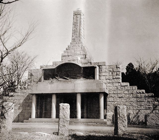 해방 직후부터 1948년 정부 수립 때까지 서울의 모습을 담은 사진을 전시하는 '격동의 서울 1945-1948전'이 내달 4일까지 서울역사박물관 1층에 전시된다. 이 전시에서는 임인식(1920∼1998) 사진작가와 미군정 당시 서울에 있던 미군 병사 프레드 다익스가 찍은 사진들을 통해 격동기 서울의 모습과 서울 사람들의 삶을 엿볼 수 있다. 사진은 일제의 황국신민서사탑. [서울시 제공=연합뉴스]