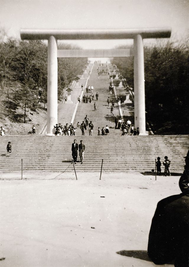 해방 직후부터 1948년 정부 수립 때까지 서울의 모습을 담은 사진을 전시하는 '격동의 서울 1945-1948전'이 내달 4일까지 서울역사박물관 1층에 전시된다. 이 전시에서는 임인식(1920∼1998) 사진작가와 미군정 당시 서울에 있던 미군 병사 프레드 다익스가 찍은 사진들을 통해 격동기 서울의 모습과 서울 사람들의 삶을 엿볼 수 있다. 사진은 조선신사 도리이. [서울시 제공=연합뉴스]