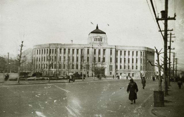 해방 직후부터 1948년 정부 수립 때까지 서울의 모습을 담은 사진을 전시하는 '격동의 서울 1945-1948전'이 내달 4일까지 서울역사박물관 1층에 전시된다. 이 전시에서는 임인식(1920∼1998) 사진작가와 미군정 당시 서울에 있던 미군 병사 프레드 다익스가 찍은 사진들을 통해 격동기 서울의 모습과 서울 사람들의 삶을 엿볼 수 있다. 사진은 서울시청 전경. [서울시 제공=연합뉴스]