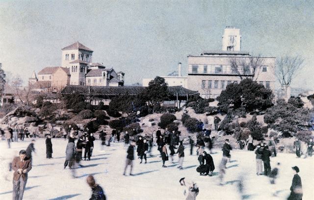 해방 직후부터 1948년 정부 수립 때까지 서울의 모습을 담은 사진을 전시하는 '격동의 서울 1945-1948전'이 내달 4일까지 서울역사박물관 1층에 전시된다. 이 전시에서는 임인식(1920∼1998) 사진작가와 미군정 당시 서울에 있던 미군 병사 프레드 다익스가 찍은 사진들을 통해 격동기 서울의 모습과 서울 사람들의 삶을 엿볼 수 있다. 사진은 덕수궁 내의 연못에서 스케이트와 썰매를 타는 시민들. [서울시 제공=연합뉴스]