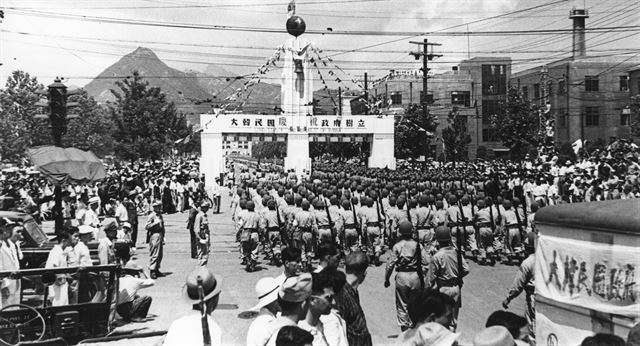 해방 직후부터 1948년 정부 수립 때까지 서울의 모습을 담은 사진을 전시하는 '격동의 서울 1945-1948전'이 내달 4일까지 서울역사박물관 1층에 전시된다. 이 전시에서는 임인식(1920∼1998) 사진작가와 미군정 당시 서울에 있던 미군 병사 프레드 다익스가 찍은 사진들을 통해 격동기 서울의 모습과 서울 사람들의 삶을 엿볼 수 있다. 사진은 대한민국 정부수립 기념행진. [서울시 제공=연합뉴스]