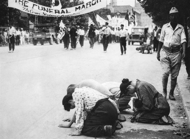 해방 직후부터 1948년 정부 수립 때까지 서울의 모습을 담은 사진을 전시하는 '격동의 서울 1945-1948전'이 내달 4일까지 서울역사박물관 1층에 전시된다. 이 전시에서는 임인식(1920∼1998) 사진작가와 미군정 당시 서울에 있던 미군 병사 프레드 다익스가 찍은 사진들을 통해 격동기 서울의 모습과 서울 사람들의 삶을 엿볼 수 있다. 사진은 일본인들이 을지로 부근에서 사죄하는 모습. [서울시 제공=연합뉴스]