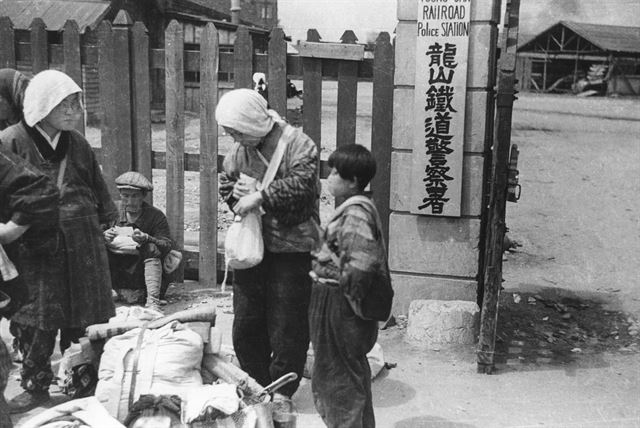 해방 직후부터 1948년 정부 수립 때까지 서울의 모습을 담은 사진을 전시하는 '격동의 서울 1945-1948전'이 내달 4일까지 서울역사박물관 1층에 전시된다. 이 전시에서는 임인식(1920∼1998) 사진작가와 미군정 당시 서울에 있던 미군 병사 프레드 다익스가 찍은 사진들을 통해 격동기 서울의 모습과 서울 사람들의 삶을 엿볼 수 있다. 사진은 용산역에서 철수하는 일본인. [서울시 제공=연합뉴스]