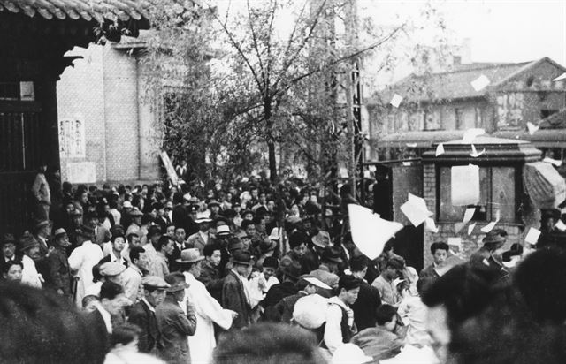 해방 직후부터 1948년 정부 수립 때까지 서울의 모습을 담은 사진을 전시하는 '격동의 서울 1945-1948전'이 내달 4일까지 서울역사박물관 1층에 전시된다. 이 전시에서는 임인식(1920∼1998) 사진작가와 미군정 당시 서울에 있던 미군 병사 프레드 다익스가 찍은 사진들을 통해 격동기 서울의 모습과 서울 사람들의 삶을 엿볼 수 있다. 사진은 종각 옆 좌우의 데모 현장. [서울시 제공=연합뉴스]