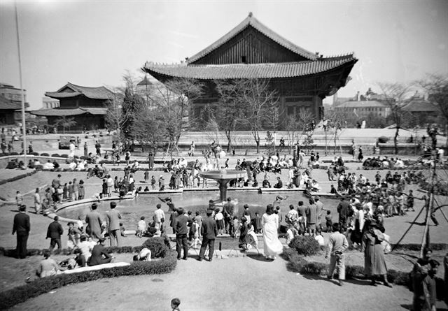 해방 직후부터 1948년 정부 수립 때까지 서울의 모습을 담은 사진을 전시하는 '격동의 서울 1945-1948전'이 내달 4일까지 서울역사박물관 1층에 전시된다. 이 전시에서는 임인식(1920∼1998) 사진작가와 미군정 당시 서울에 있던 미군 병사 프레드 다익스가 찍은 사진들을 통해 격동기 서울의 모습과 서울 사람들의 삶을 엿볼 수 있다. 사진은 덕수궁 중화전 옆 분수대 풍경. [서울시 제공=연합뉴스]