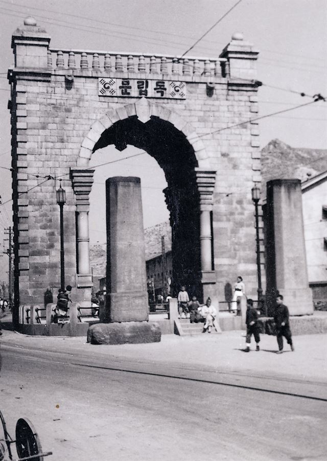 해방 직후부터 1948년 정부 수립 때까지 서울의 모습을 담은 사진을 전시하는 '격동의 서울 1945-1948전'이 내달 4일까지 서울역사박물관 1층에 전시된다. 이 전시에서는 임인식(1920∼1998) 사진작가와 미군정 당시 서울에 있던 미군 병사 프레드 다익스가 찍은 사진들을 통해 격동기 서울의 모습과 서울 사람들의 삶을 엿볼 수 있다. 사진은 독립문과 영은문 주춧돌. [서울시 제공=연합뉴스]