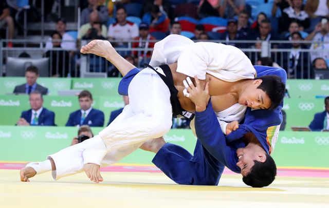 곽동한이 10일(한국시간) 브라질 리우데자네이루 바하 올림픽파크 경기장에서 열린 유도 남자 90kg급 32강전에서 칠레의 토마스 브리세노를 상대로 업어치기를 시도하고 있다. 리우=올림픽사진공동취재단