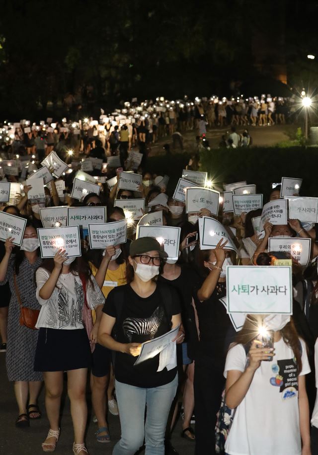 이화여대 학생들이 10일 오후 최경희 총장의 사퇴를 촉구하며 교내 행진을 하고 있다. 연합뉴스