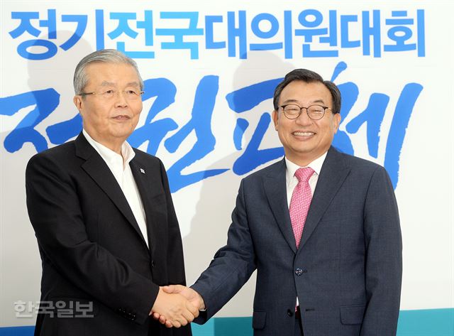 이정현 새누리당 대표가 10일 국회에서 김종인 더불어민주당 비상대책위원회 대표를 예방하며 악수를 나누고 있다. 배우한기자 bwh3140@hankookilbo.com