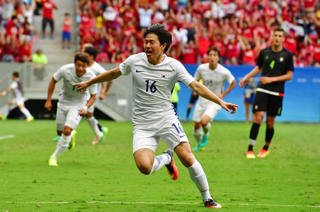 11일(한국시간) 브라질 브라질리아 마네 가힌샤 경기장에서 열린 올림픽 남자축구 C조 3차전 멕시코와의 경기 후반전에서 권창훈이 슛을 넣은 뒤 환호하고 있다. 리우=올림픽사진공동취재단