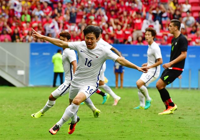 권창훈이 11일(한국시간) 브라질 브라질리아 마네 가힌샤 경기장에서 열린 2016 리우올림픽 남자축구 C조 3차전 멕시코전에서 후반 32분 결승골을 넣은뒤 환호하고 있다. 브라질리아=올림픽사진공동취재단