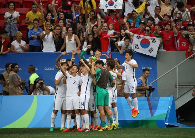 올림픽 축구대표가 10일 오후(현지시간) 2016 리우데자네이루 올림픽 남자축구 C조 멕시코와의 3차전을 펼쳤다. 브라질리아 마네 가린샤 경기장에서 권창훈이 한골을 넣어 1대 0으로 승리했다. 경기를 마친 뒤 선수들과 응원단들이 기뻐하고 있다.2016/8.10/브라질리아=올림픽사진기자단