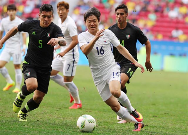 한국축구대표 권창훈이 10일 오후(현지시간) 2016년 리우올림픽 남자축구 C조 3차전 멕시코전이 열린 브라질 브라질리아 마네 가힌샤 경기장에서 두 명의 수비를 제치고 드리블 하고 있다./2016.8.10 브라질리아=올림픽사진공동취재단