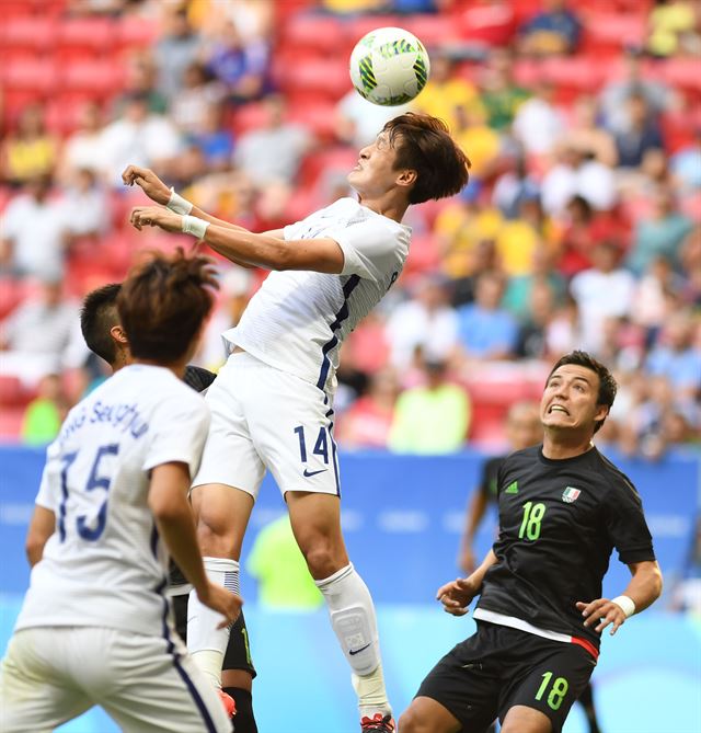 한국축구대표 박용우가 10일 오후(현지시간) 2016년 리우올림픽 남자축구 C조 3차전 멕시코전이 열린 브라질 브라질리아 마네 가린샤 경기장에서 헤딩을 하고 있다./2016.8.10/브라질리아=올림픽사진공동취재단