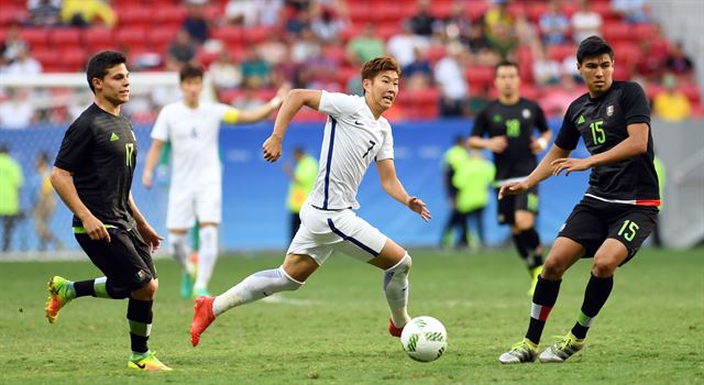 한국축구대표 손흥민이 10일 오후(현지시간) 2016년 리우올림픽 남자축구 C조 3차전 멕시코전이 열린 브라질 브라질리아 마네 가린샤 경기장에서 상대 수비를 뚫고 드리블을 하고 있다./2016.8.10/브라질리아=올림픽사진공동취재단