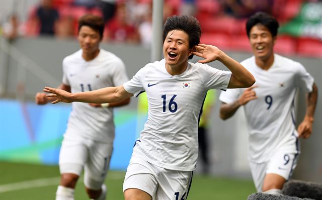 한국축구대표 권창훈이 10일 오후(현지시간) 2016년 리우올림픽 남자축구 C조 3차전 멕시코전이 열린 브라질 브라질리아 마네 가린샤 경기장에서 후반전 골을 넣은 후 환호하고 있다. /2016.8.10/브라질리아=올림픽사진공동취재단