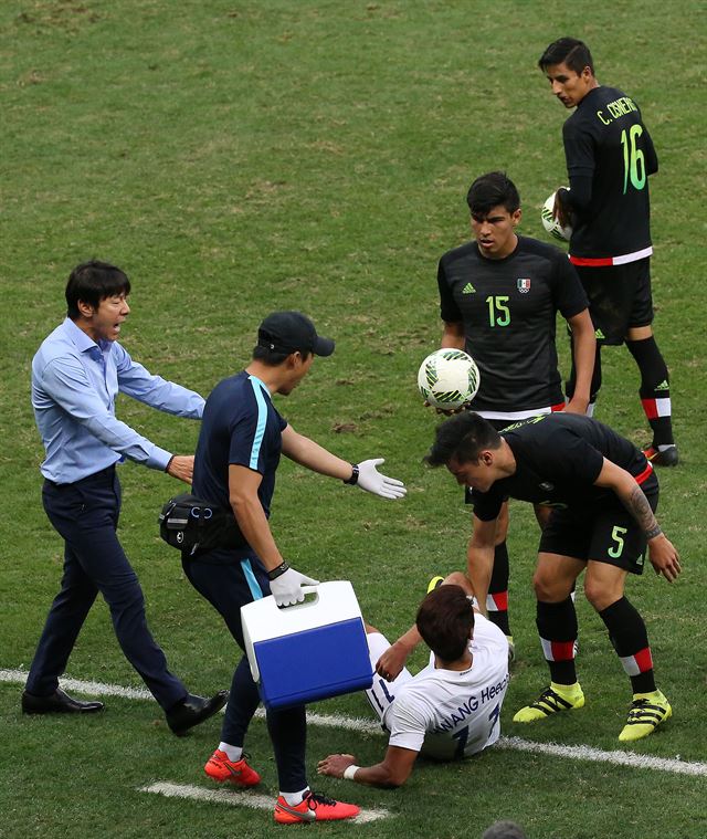 올림픽 축구대표가 10일 오후(현지시간) 2016 리우데자네이루 올림픽 남자축구 C조 멕시코와의 3차전을 펼쳤다. 브라질리아 마네 가린샤 경기장에서 권창훈이 한골을 넣어 1대 0으로 승리했다. 경기도중 멕시코 선수들이 넘어진 황희찬을 라인 밖으로 밀고있다.2016/8.10/브라질리아=올림픽사진기자단