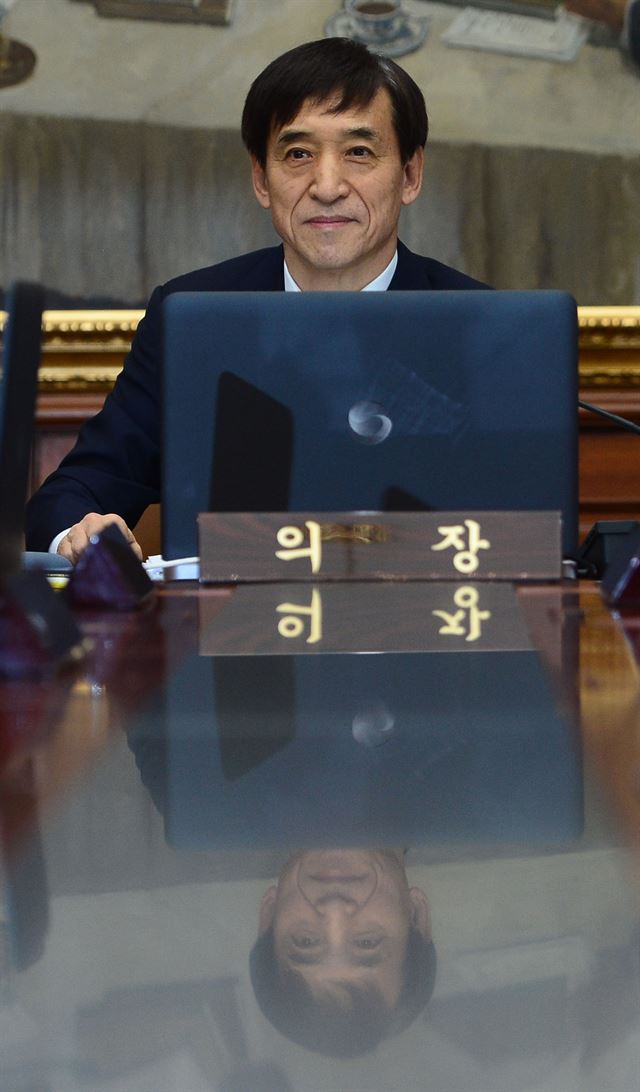 이주열 한국은행 총재가 11일 오전 서울 중구 한국은행에서 8월 금융통화위원회 정례회의를 주재하고 있다. 연합뉴스