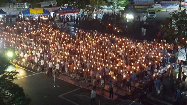 성주사드배치 철회를 촉구하는 촛불문화제가 성주군청 앞에서 열리고 있다. 성주군청 제공/2016-08-11(한국일보)