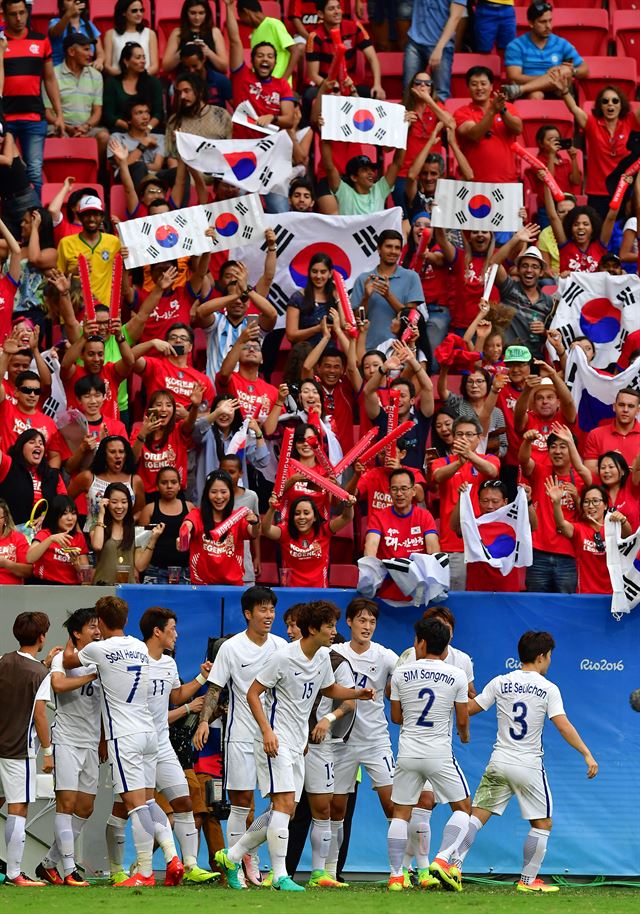 한국이 11일 멕시코와 C조 최종전에서 선제골을 넣자 응원을 온 교민들이 환호하고 있다. 멕시코를 누르고 조별리그를 통과한 한국은 8강에서 온두라스와 맞붙는다. 브라질리아=올림픽사진공동취재단