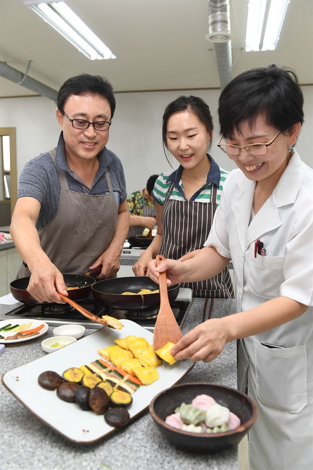 대구 동구여성문화공간의 한식조리 기능사 수업을 듣는 학생들이 10일 추석을 한 달여 앞두고 차례상에 올릴 음식을 배우고 있다. 대구 동구 제공.